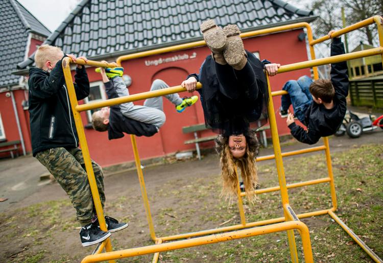 Venskab. På det gule klatrestativ hænger Agnete Olsen sammen med sine klassekammerater. De skal alle starte på Klub Godset 1. april. 