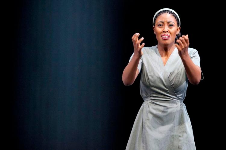 Fortvivlet. Den unge sydafrikanske sopran Kelebogile Besong taber magtspillet med den egyptiske konges datter og alle magtens mænd i 'Aida'. 