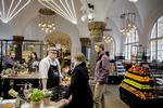 Cool. Supermarkedets placering i den gamle ventesal for 1. klasses rejsende, sætter en stemning, der er milevid fra en tur i den lokale Fakta, og det er ikke set lignende i Danmark. 