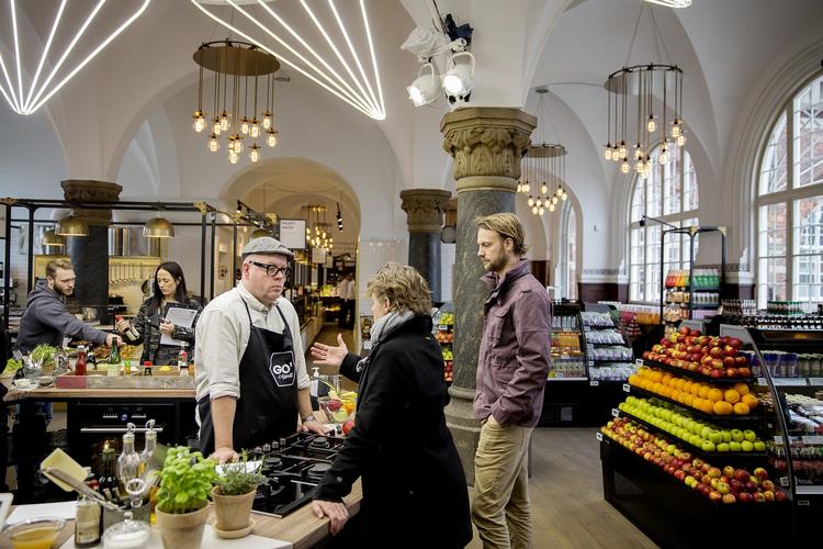 Cool. Supermarkedets placering i den gamle ventesal for 1. klasses rejsende, sætter en stemning, der er milevid fra en tur i den lokale Fakta, og det er ikke set lignende i Danmark. 