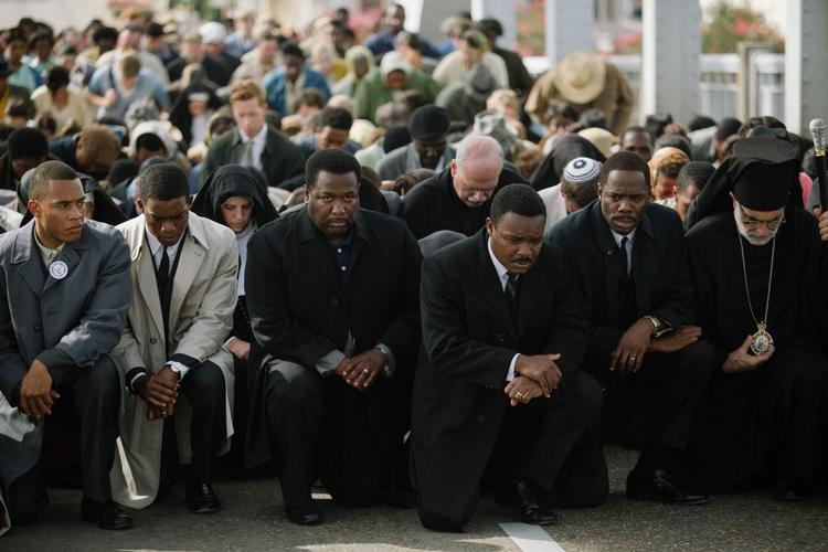march. I Selma, en lille by i Alabama, beslutter Martin Luther King jr. at sætte blødt mod hårdt, på den hårde måde. 