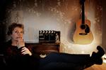 Dyrt. Tammi Øst har brugt mange penge på guitarer, og har bl.a. lånt penge af sin veninde for at købe en Martin til 11.000 kr. 