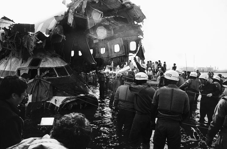 Historisk. Redningsfolk forsøger med kabler at fjerne næsen fra det DC-8 fly fra Japan Airlines, der i 1982 styrtede ned i Tokyo-bugten. Efterfølgende løs konklusionen, at styrtet var udført med vilje af en psykisk syg pilot. 