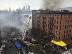 Brand. Røg stiger til vejrs over området, hvor en bygning i dag kollapsede. 
