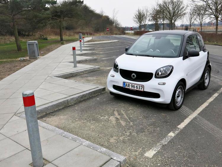 handy. Smart bruger sjældent hele p-pladsen. Den kørte uden problemer fra denne plads uden at bakke. 