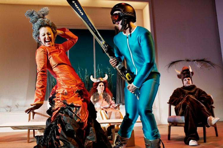 PARRINGSDANS. Der er kul på, når to senmoderne, topliderlige typer mødes: Louise Mieritz er vulkanen i udbrud over for Jon Langes ellevilde skiløber. 