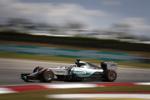 brandvarm. Lewis Hamilton er favorit til at vinde søndagens grandprix i Malaysia, og han varmede op ved at sætte hurtigste tid i træningen. 