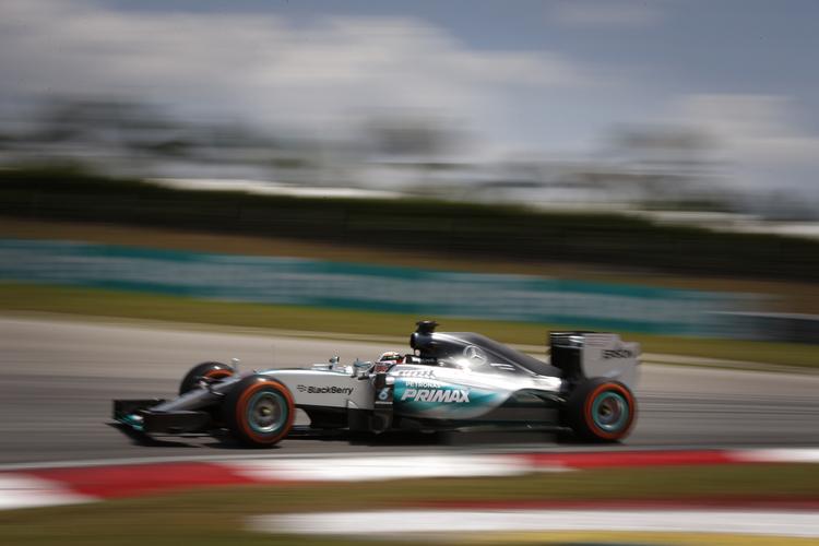 brandvarm. Lewis Hamilton er favorit til at vinde søndagens grandprix i Malaysia, og han varmede op ved at sætte hurtigste tid i træningen. 