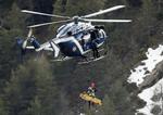 Flykatastrofe. Redningsmandskab bjærger ligdele fra  den bjergside i De Franske Alper, hvor et fly fra Germanwings i tirsdags styrtede ned. Nye oplysninger tyder på, at styrmanden var psykisk ustabil under flyvningen. 