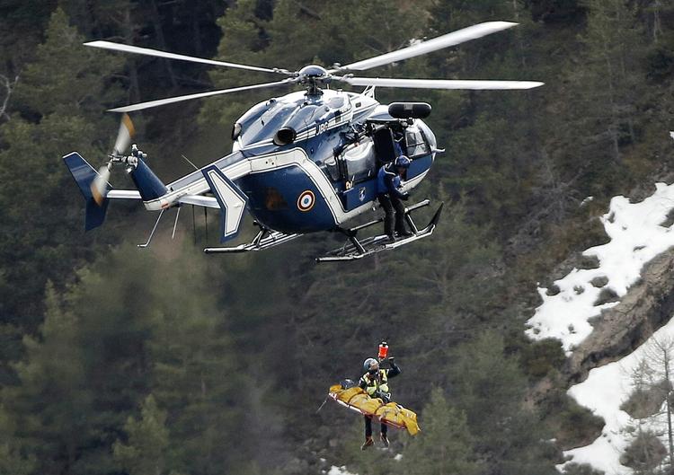 Flykatastrofe. Redningsmandskab bjærger ligdele fra  den bjergside i De Franske Alper, hvor et fly fra Germanwings i tirsdags styrtede ned. Nye oplysninger tyder på, at styrmanden var psykisk ustabil under flyvningen. 