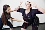 HØJSPÆNDT. Små elektriske impulser fra vest og bælter får Line Larsons muskler til at trække sig sammen, så de træner hårdere. Line driver EMS Bodypower i Odense. 