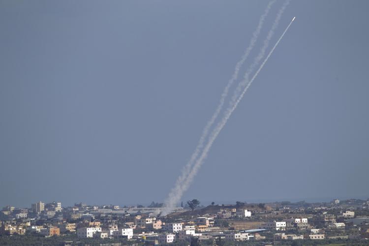 ANGREB. Røgsøjlerne fra beskydning af Israel ses over Gaza By. 