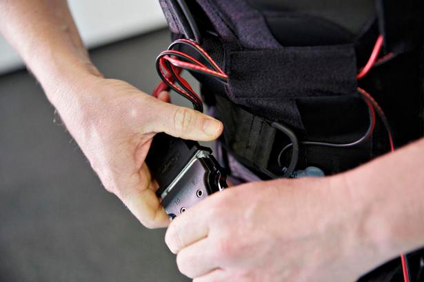 SCARTSTIK. Og så er vi klar til elektrisk stimulation i alle ender. 