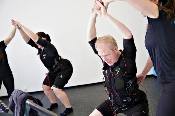 MODSTAND. Impulserne kommer i fire sekunder - efterfulgt af fire sekunders pause. Og når impulsen kommer, gælder det at spænde imod i musklerne. 