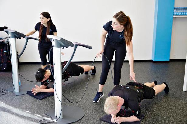 PLANKEN. Nu også med elektriske impulser. Og ingen tvivl. Det er bestemt hårdere, når man samtidig får stød. 