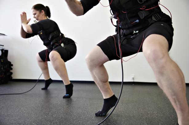 SQUAT. Men på tæer og med elektrisk stød. Ikke underligt at musklerne dirrer. 