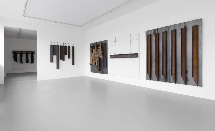 Råt. Den 78-årige græskitalienske kunstner Jannis Kounellis er efterspurgt på det internationale kunstmarked, og priserne er derefter. Jernskinner og sækkelærred er blandt hans foretrukne materialer. 