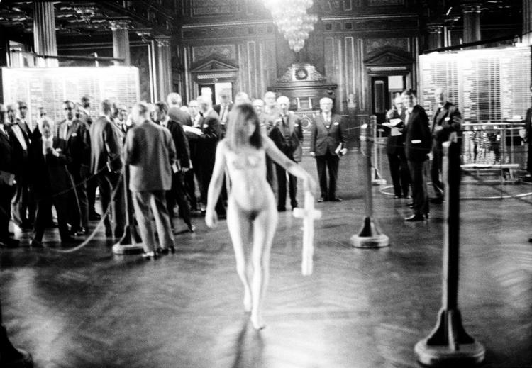 Børsen. Et foto fra Bjørn Nørgaard og Lene Adler Petersens aktion 'Den kvindelige Kristus', der foregik på Børsen i København den 29. maj 1969. 