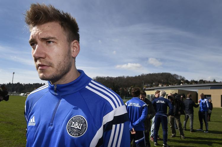 hattrick. Nicklas Bendtner deltog i dagens træning i Frankrig efter at have fået behandling for et spark over læggen i kampen mod USA. 