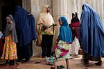 Sikkerhedstjek. Nigeria er i alarmberedskab på grund af valget, og disse kvinder måtte gennem sikkerhedstjek for at komme til fredagsbøn i Abuja i går. 