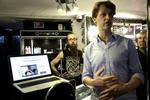 Biohacking. En mørk vinteraften var der biohacking-party i en kælder i det indre København. De tilstedeværende kunne få en NFC-chip implanteret i hånden for 1500 kroner. 