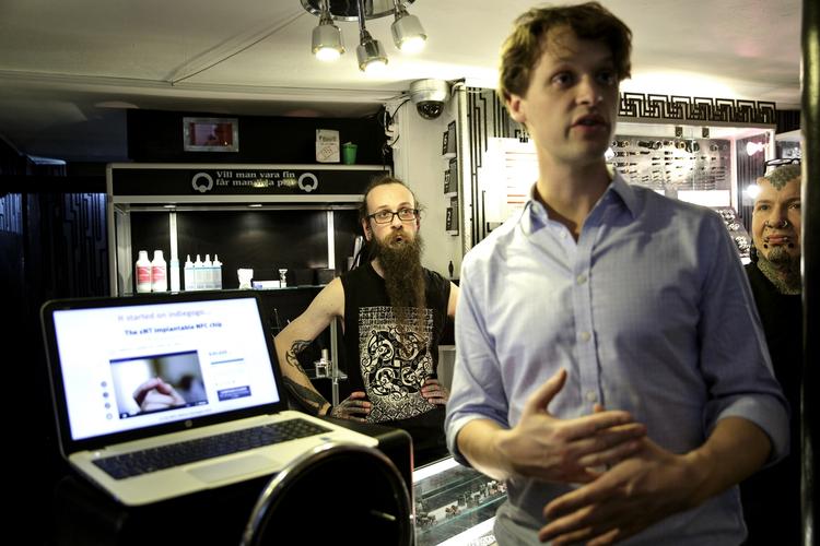 Biohacking. En mørk vinteraften var der biohacking-party i en kælder i det indre København. De tilstedeværende kunne få en NFC-chip implanteret i hånden for 1500 kroner. 
