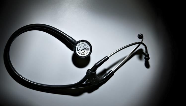 Medicin. En 75-årig mand kom i praktik som kirurg som læge på Rigshospitalet, og først dér blev han stoppet i sin uddannelse. 