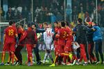skandale. Spillerne fra de to hold forlader banen, og Rusland har nu protesteret til Uefa over afviklingen af kvalifikationskampen. 