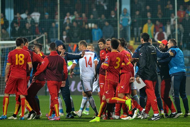 skandale. Spillerne fra de to hold forlader banen, og Rusland har nu protesteret til Uefa over afviklingen af kvalifikationskampen. 