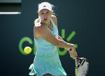 slid. Vinden drillede spillerne, og Wozniacki måtte kæmpe i to timer, før hun havde vundet over Kaia Kanepi. 