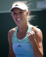 Stærk vind førte til mange fejl i Caroline Wozniackis sejr over esteren Kaia Kanepi ved Miami Open. 