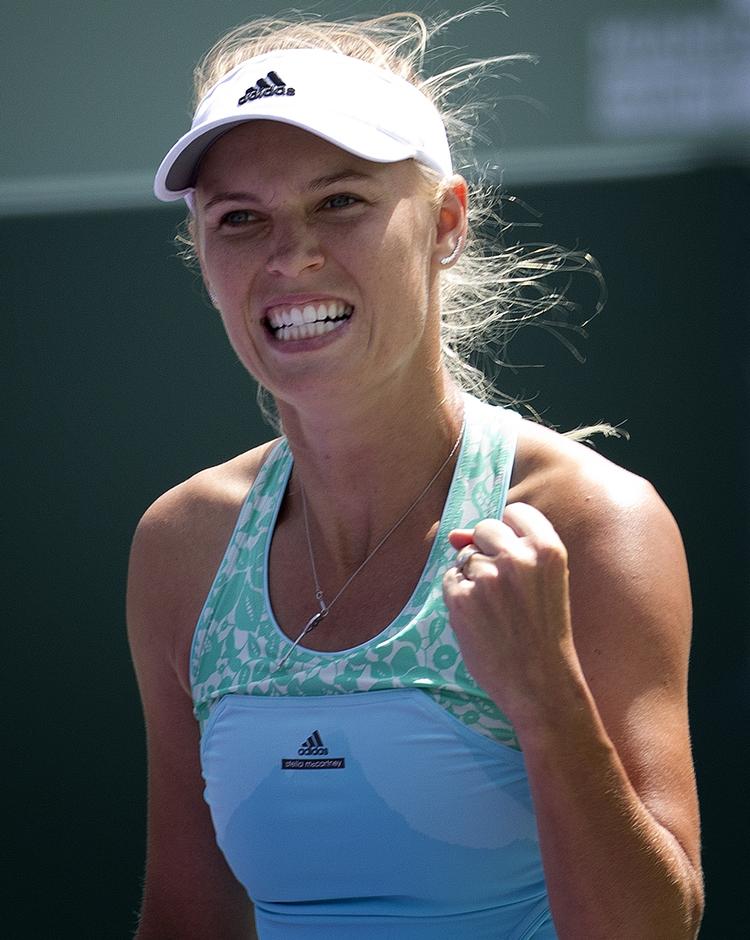 Stærk vind førte til mange fejl i Caroline Wozniackis sejr over esteren Kaia Kanepi ved Miami Open. 