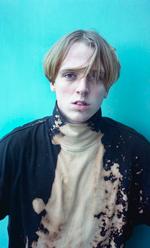 Iværksætter. Esben bliver ofte spurgt, om han vil lave kunst om verdensomspændende brands mod at få dyre projekter betalt til gengæld. I dag spinder virksomhederne også sindssygt mange penge på subkulturerne - den magtbalance skal udfordres, mener han. 