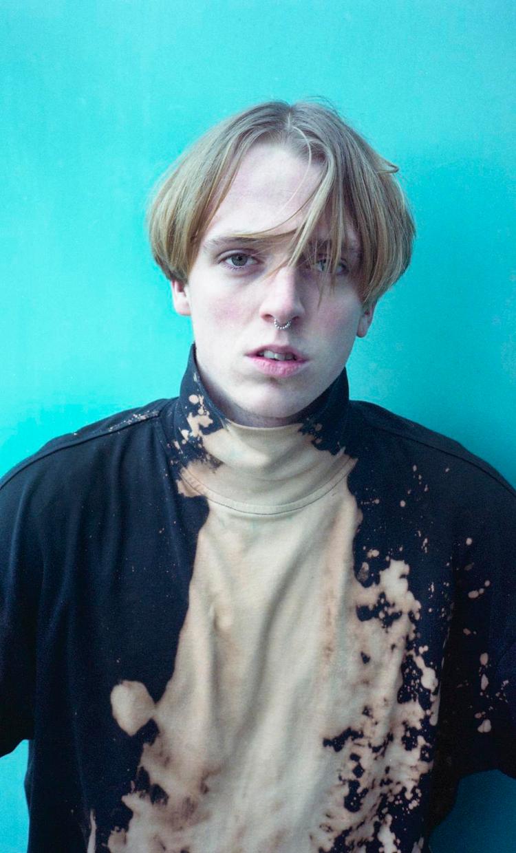 Iværksætter. Esben bliver ofte spurgt, om han vil lave kunst om verdensomspændende brands mod at få dyre projekter betalt til gengæld. I dag spinder virksomhederne også sindssygt mange penge på subkulturerne - den magtbalance skal udfordres, mener han. 