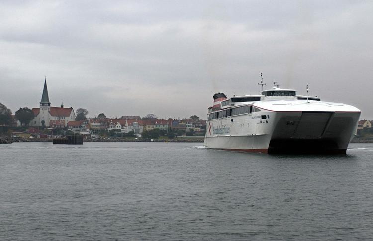 Motorproblemer på hurtigfærgen Leonora Christina gør, at færgen ikke kan komme i havn i Ystad. 