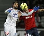 LOVENDE. Nabil Fekir - her i duel for Lyon mod Simon Kjær fra Lille - er et af de store talenter fra Lyon, der nu er taget med i Didier Deschamps' EM-trup. 