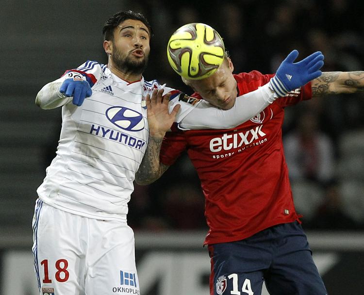 LOVENDE. Nabil Fekir - her i duel for Lyon mod Simon Kjær fra Lille - er et af de store talenter fra Lyon, der nu er taget med i Didier Deschamps' EM-trup. 