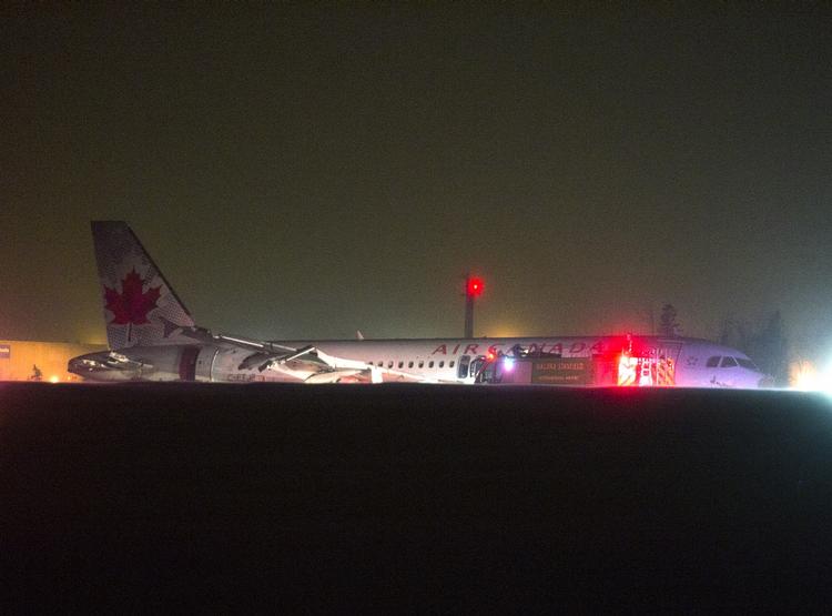 Ulykke. Air Canada fly 624 skred af banen ned 137 mennesker ombord. 