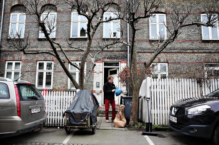 Skat. Jørgen Abildgaard synes, at det er i orden, hvis han i fremtiden skal betale mere i ejendomsværdiskat af sit Kartoffelrækkehus. Det vil være oplagt at beskatte boligejere af værdien, når de sælger deres bolig, mener han. 