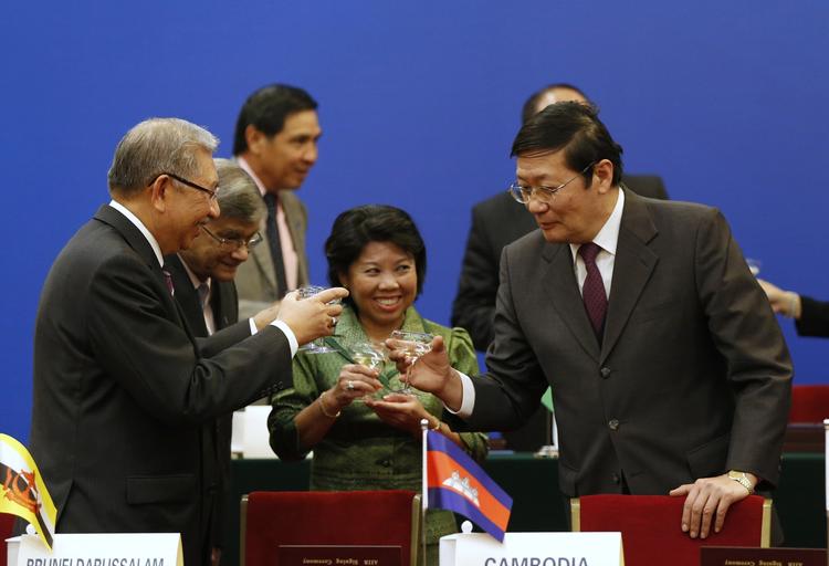 Skål. Den kinesiske finansminster Lou Jiwei, right, skåler ved underskrivelsen af den nye Asian Infrastructure Investment Bank i 2014. 