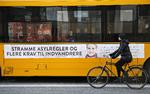 Valgkampsstemning. Socialdemokraternes nye kampagne for stramme asylregler. Ny måling viser, at lidt flere bakker op om partiets udlændingepolitik i forhold til Venstres. 