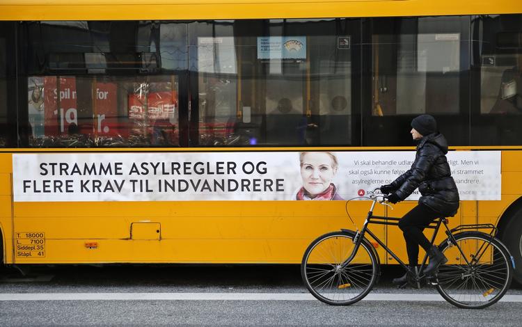 Valgkampsstemning. Socialdemokraternes nye kampagne for stramme asylregler. Ny måling viser, at lidt flere bakker op om partiets udlændingepolitik i forhold til Venstres. 