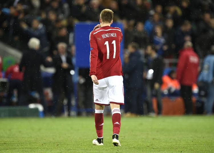 JÆVNT. Efter 12-tallet mod USA måtte Nicklas Bendtner nøjes med 4 mod Frankrig. 