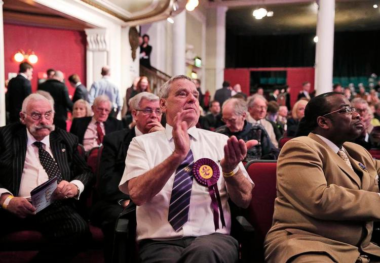 Ukip. Bragende klapsalver hos Ukip i februar. Partiet står til at få hver femte stemme ved vaæget men kun fem pladser i Parlamentet. 