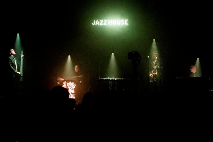 Dystert. 'Sailing Without Wind' hed et af gruppen Bohren und der Club of Gores numre. Den dystre, ensformige musik syntes da heller ikke at bevæge sig ud af stedet. 