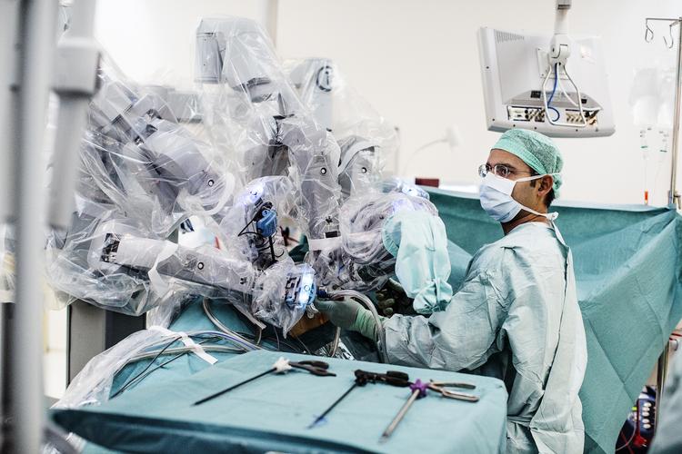 automatisering. Robotter udfører allerede omkring tre millioner simple operationer i USA hvert år, og også i Danmark hjælper de til. Blandt andet her på Herlev Hospital (billedet), hvor fjernstyrede maskiner udfører omkring 900 indgreb årligt. 