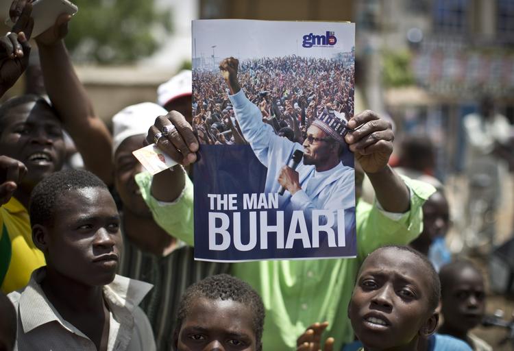 Opposition. Tilhængere af oppositionskandidaten Muhammadu Buharis parti, APC, fejrer, hvad de kalder den mest sensationelle sejr nogensinde i Kano Central-distriktet. Indikationer på en endelig vinder begynder først at komme ind senere i dag. 