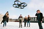 Flyvende. De fire propeller sætter i gang, og dronen letter fra græsplænen. Med iPad'en beordrer 14-årige Jeppe Larsen den sorte drone til at flyve så højt som muligt. 