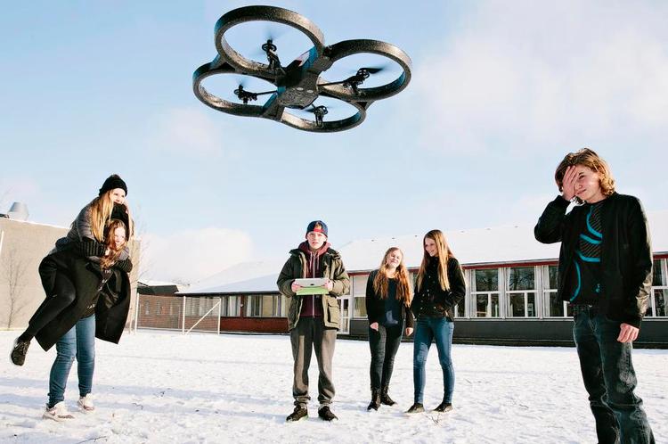 Flyvende. De fire propeller sætter i gang, og dronen letter fra græsplænen. Med iPad'en beordrer 14-årige Jeppe Larsen den sorte drone til at flyve så højt som muligt. 