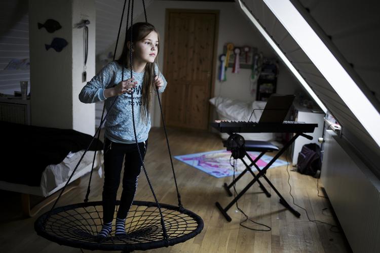 Av. Det kan gøre rigtigt ondt i benene, når 9-årige Kaisa sidder i skolen. Hun har gigt og plejer at bide smerten i sig, men nogle gange kunne det være rart med en madres i klassen, siger hun. 